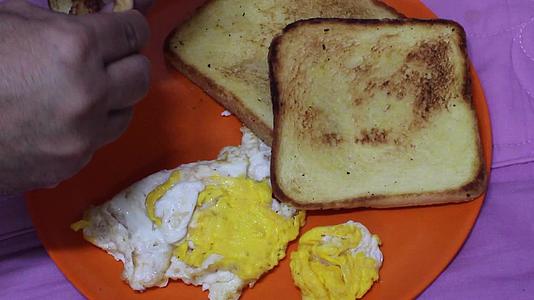 自己做的早餐面包和煎蛋卷视频的预览图