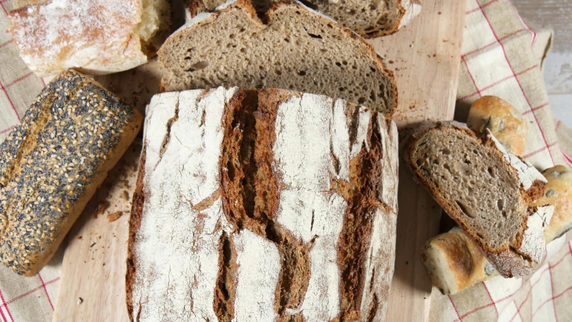 法国传统面包的封闭轮盘式视频的预览图