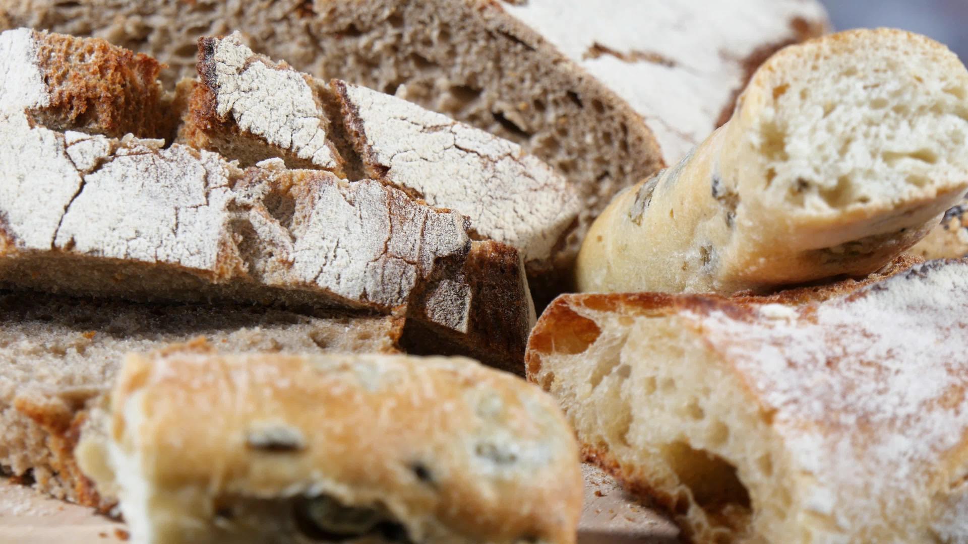 法国传统面包的封闭轮盘式视频的预览图