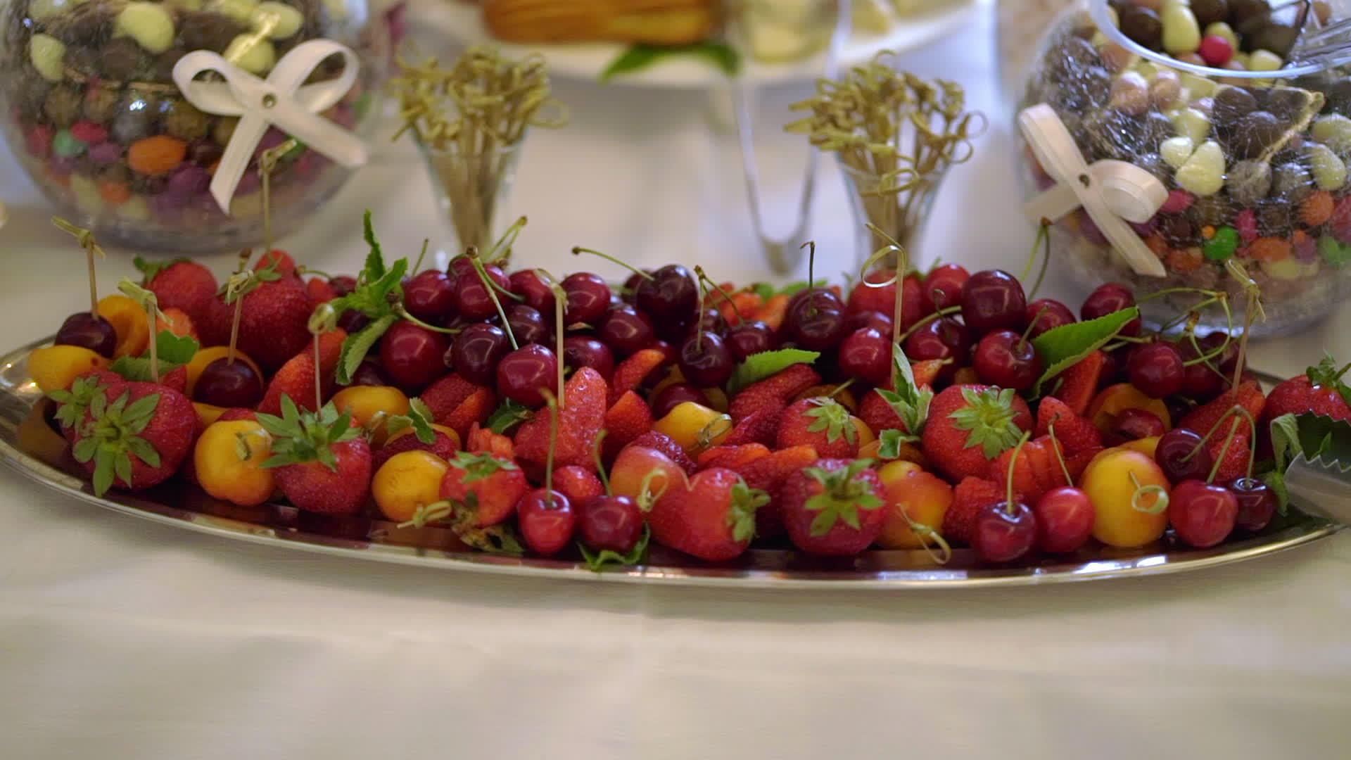 盘子上有水果和水果视频的预览图