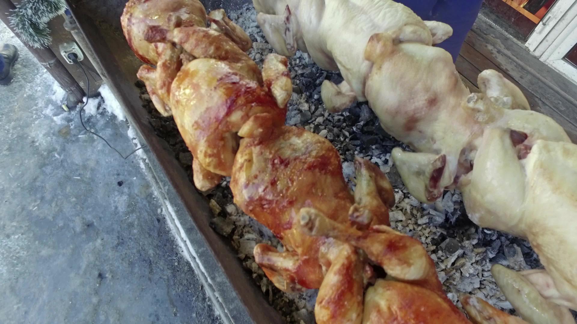烤箱里的鸡肉旋转视频的预览图