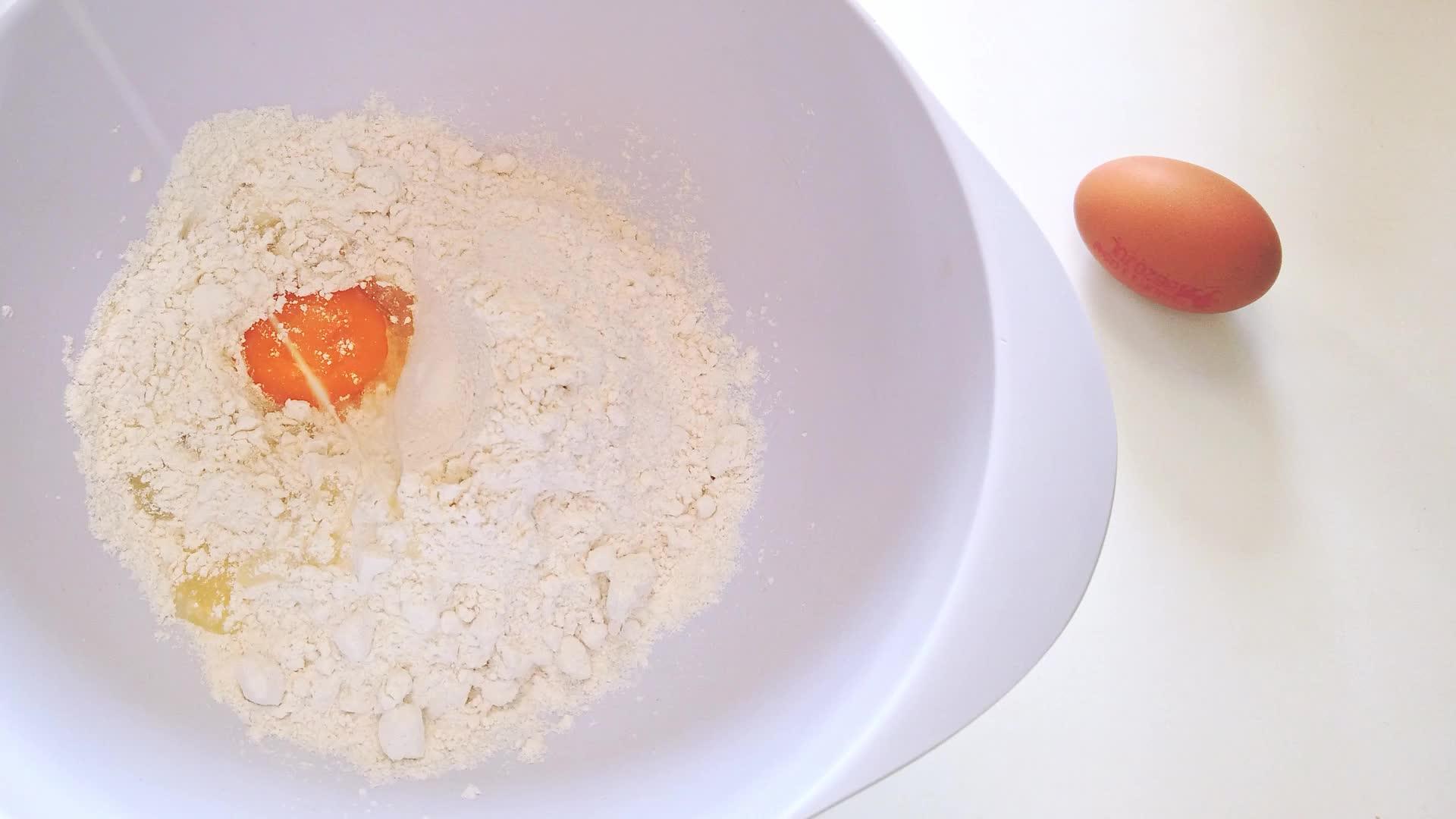鸡蛋掉进一碗面粉里视频的预览图