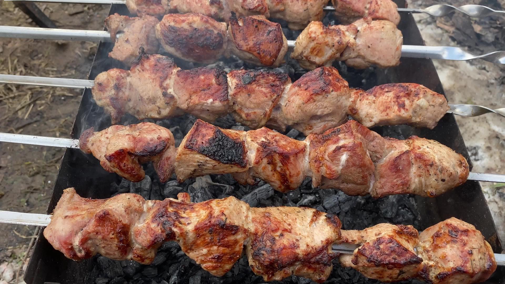 猪肉在烧烤的木炭烤箱上煎视频的预览图