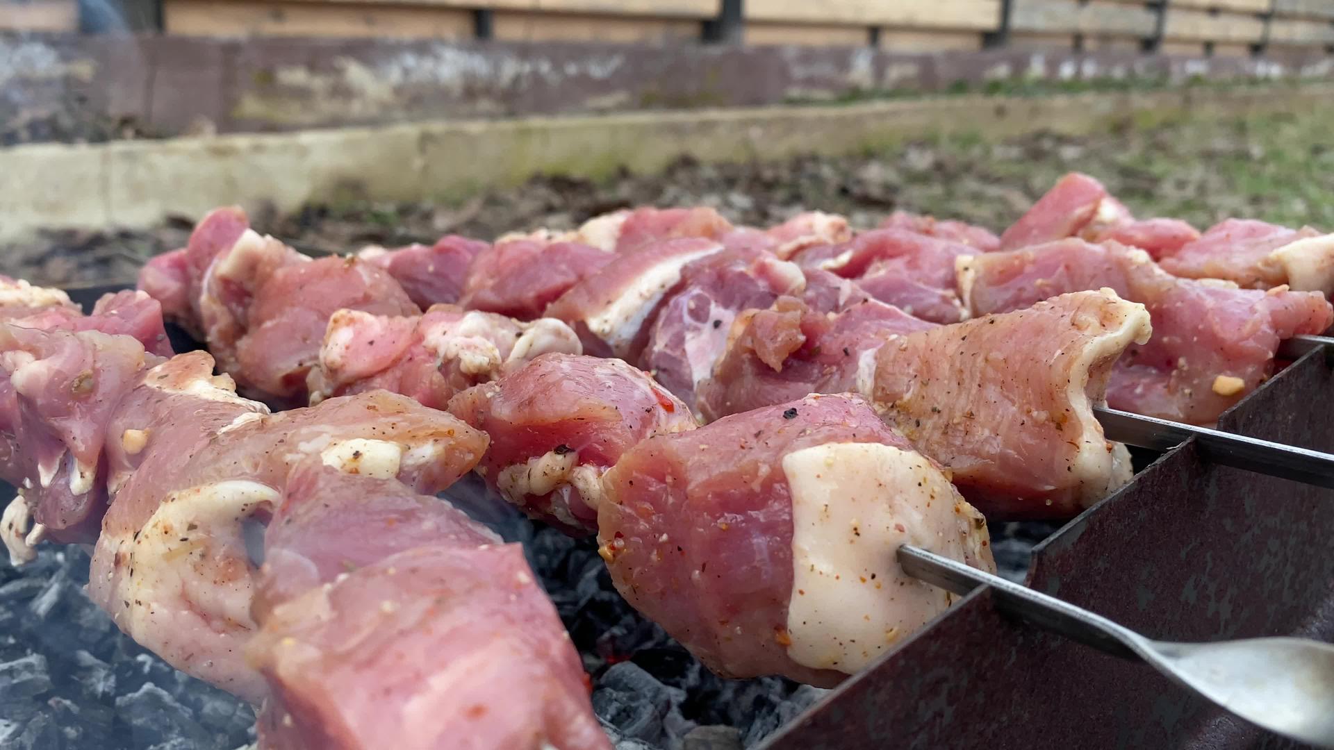 猪肉在烧烤的木炭烤箱上煎视频的预览图