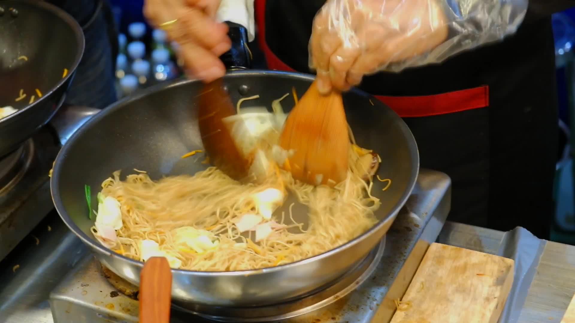 煮锅饭的豆炒面视频的预览图