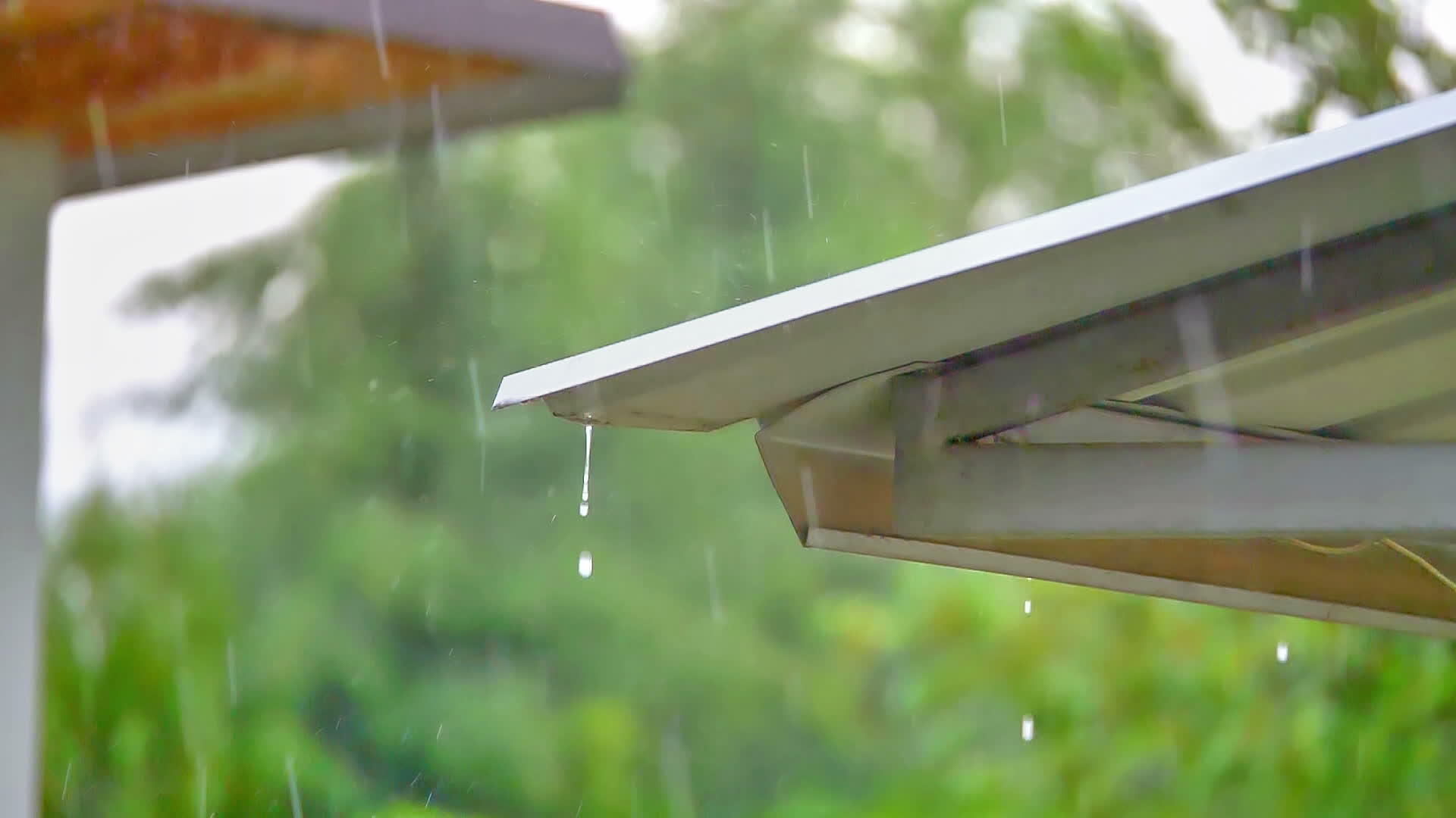 在雨中慢慢移动屋顶视频的预览图