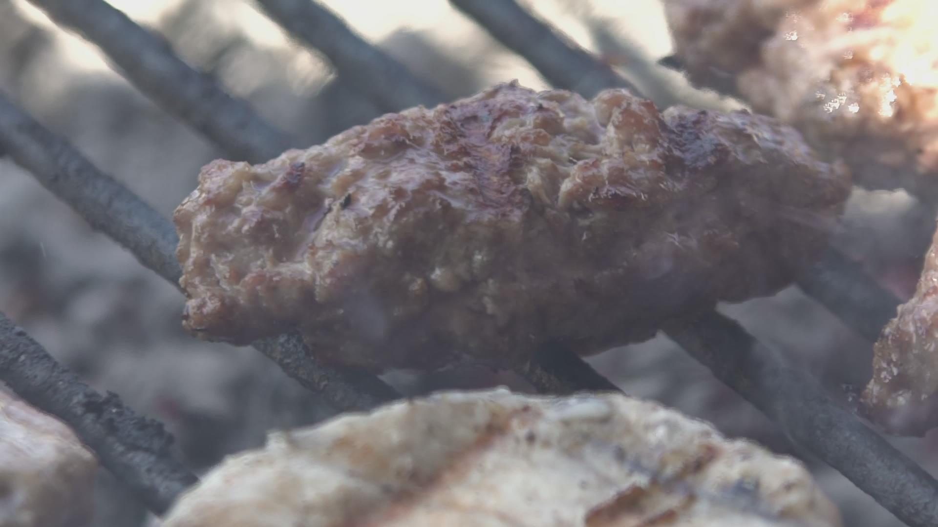 烧烤炉上的肉饭慢慢动视频的预览图