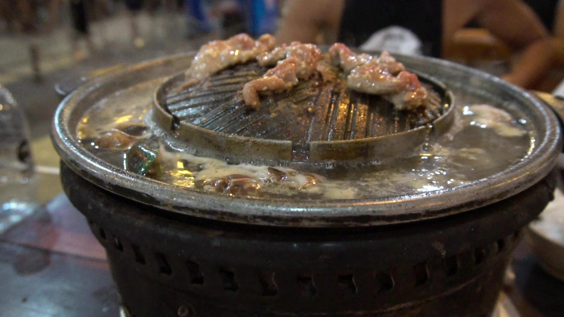 在烤牛肉上烹饪海鲜的过程视频的预览图