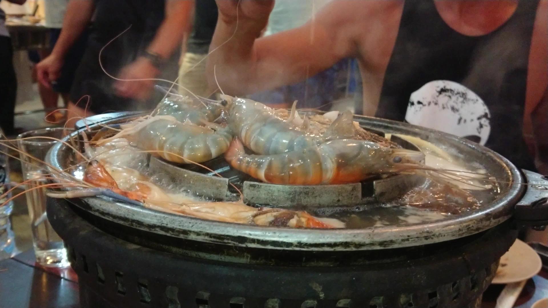 在烤牛肉上烹饪海鲜的过程视频的预览图