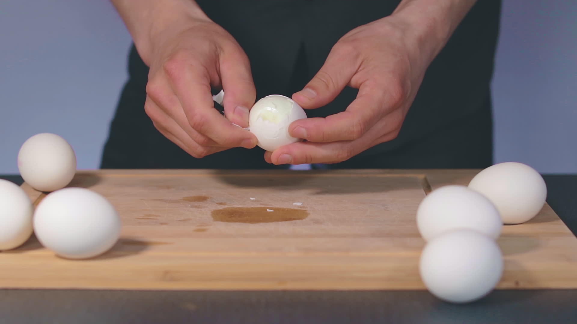 厨师正在剥白鸡蛋视频的预览图