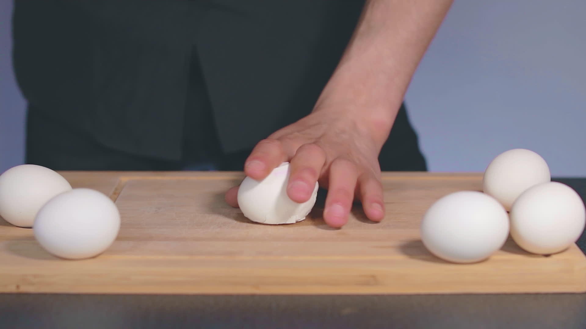 厨师正在剥白鸡蛋视频的预览图