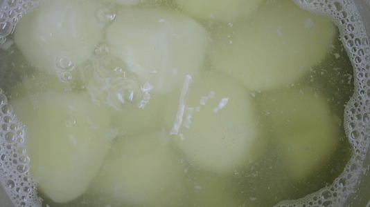在酱锅里煮马铃薯视频的预览图