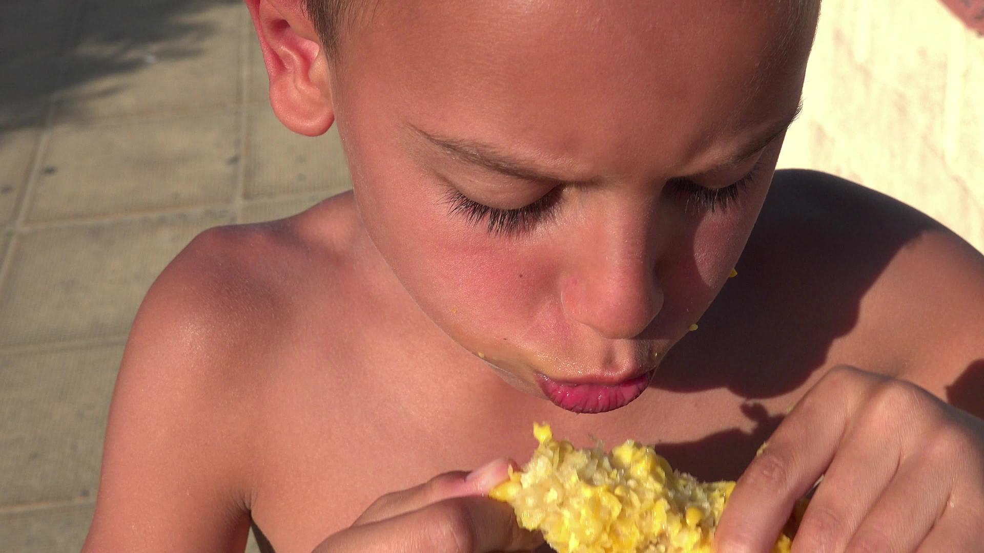 饥饿的难民儿童在鳕鱼上吃玉米视频的预览图