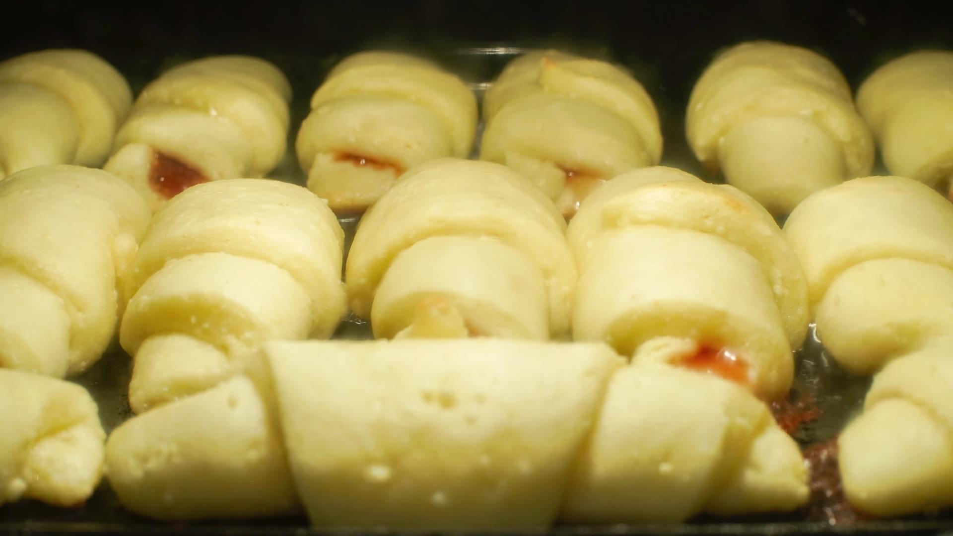 在烤箱里烤的是自制的面包时间视频的预览图