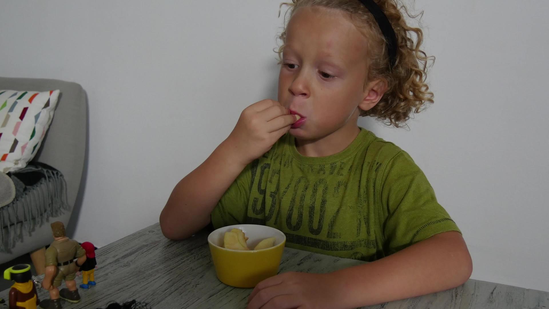 小男孩吃苹果切成片视频的预览图