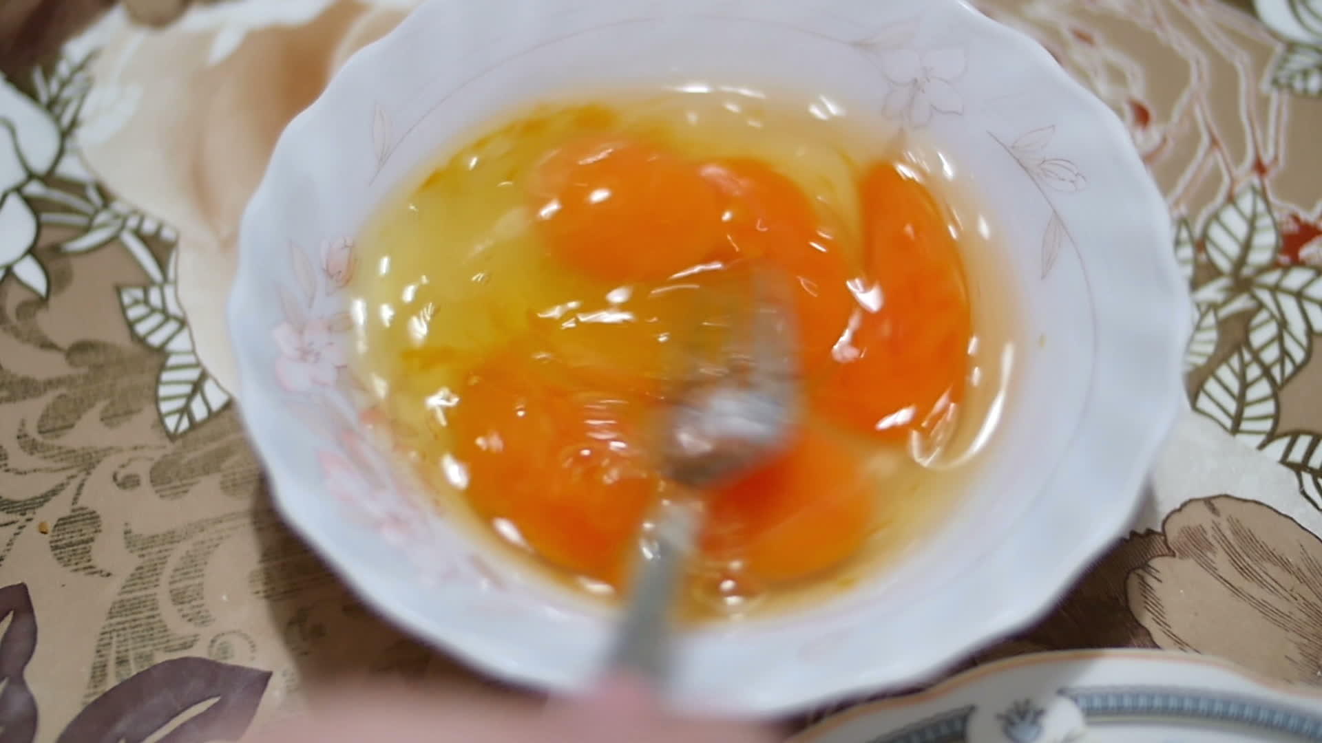 慢动混合鸡蛋视频的预览图