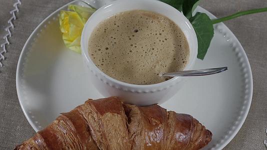 欧洲早餐咖啡牛奶和羊角面包视频的预览图