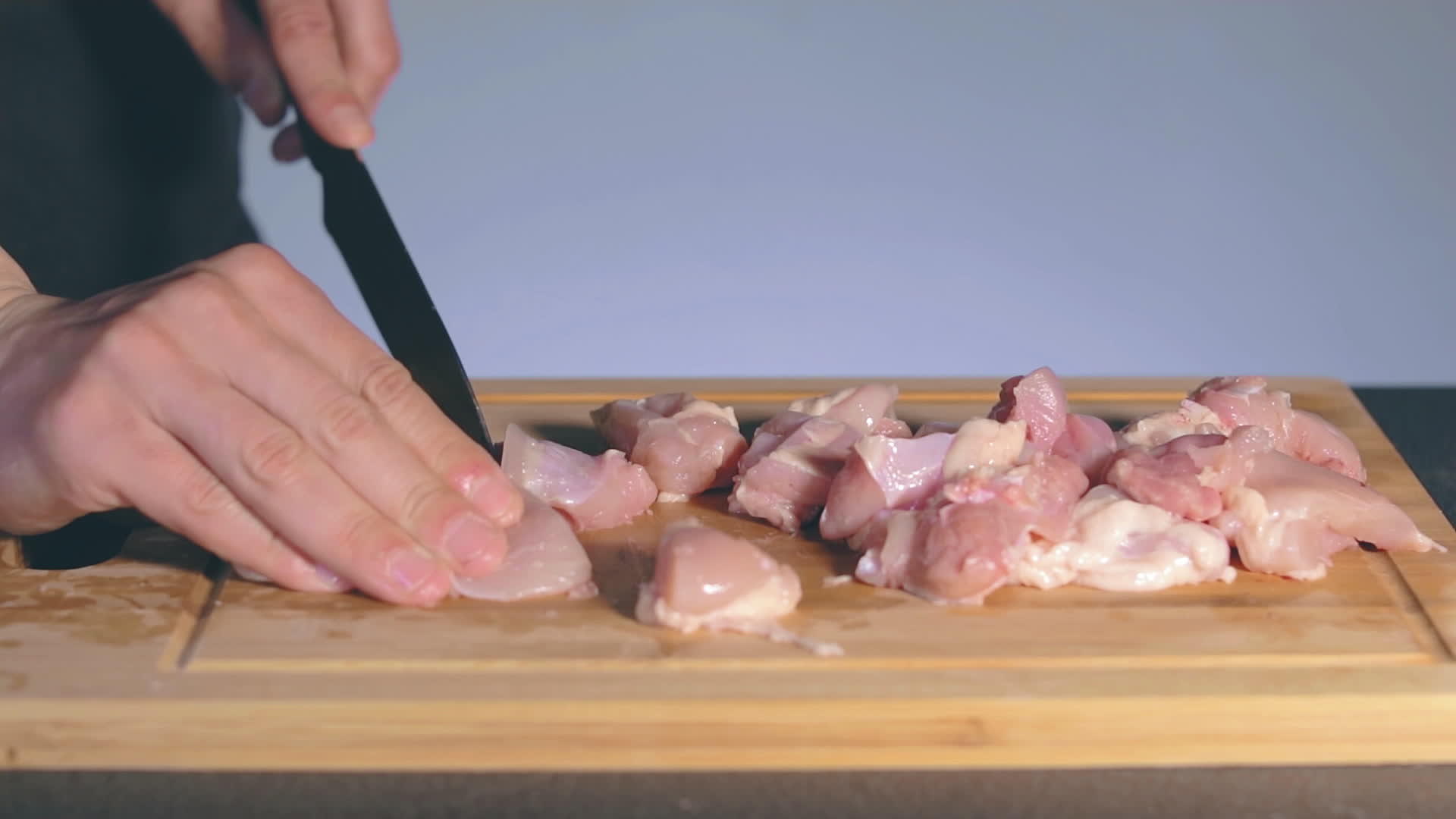 厨师切新鲜鸡片视频的预览图
