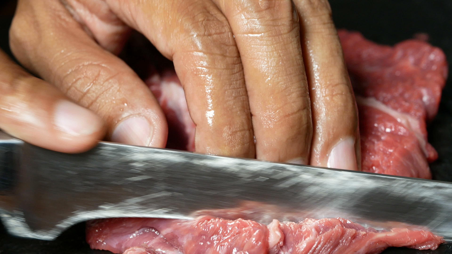 4000个片段关闭厨师的手用尖刀切割牛肉视频的预览图