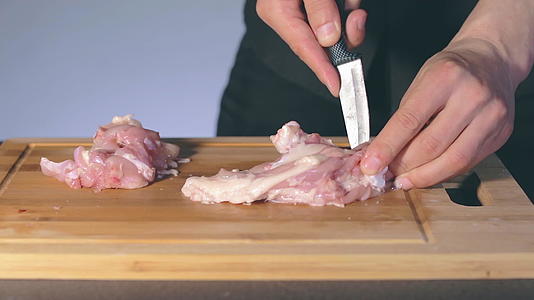 厨师切新鲜鸡片视频的预览图