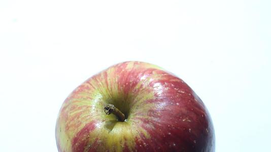 新鲜苹果的白色背景视频的预览图
