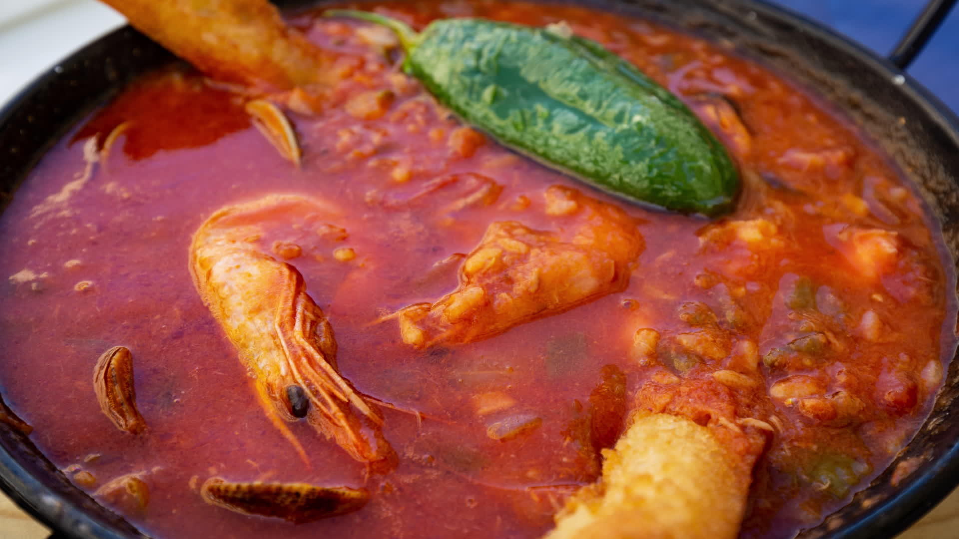 用虾、胡椒和其他蔬菜炖视频的预览图