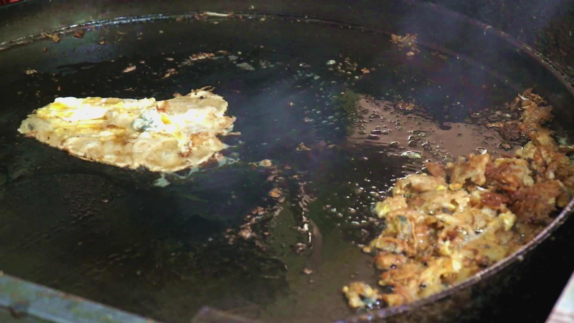 鱼或炸贝类销售商由平板铁锅中的鸡蛋和豆芽制成bang视频的预览图