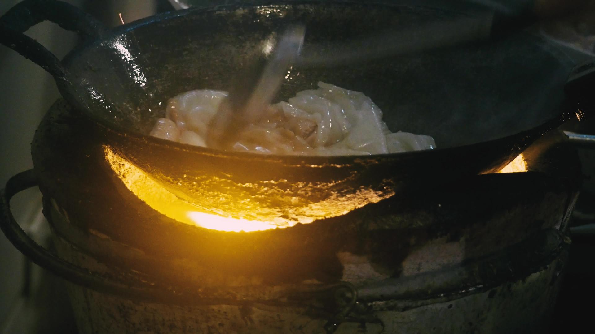 厨师用锅炉和炉子煮面条视频的预览图