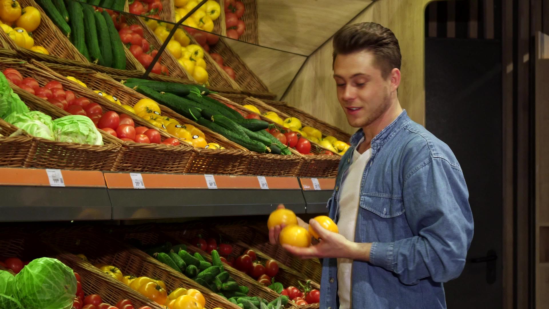 男人在超市买水果和蔬菜视频的预览图
