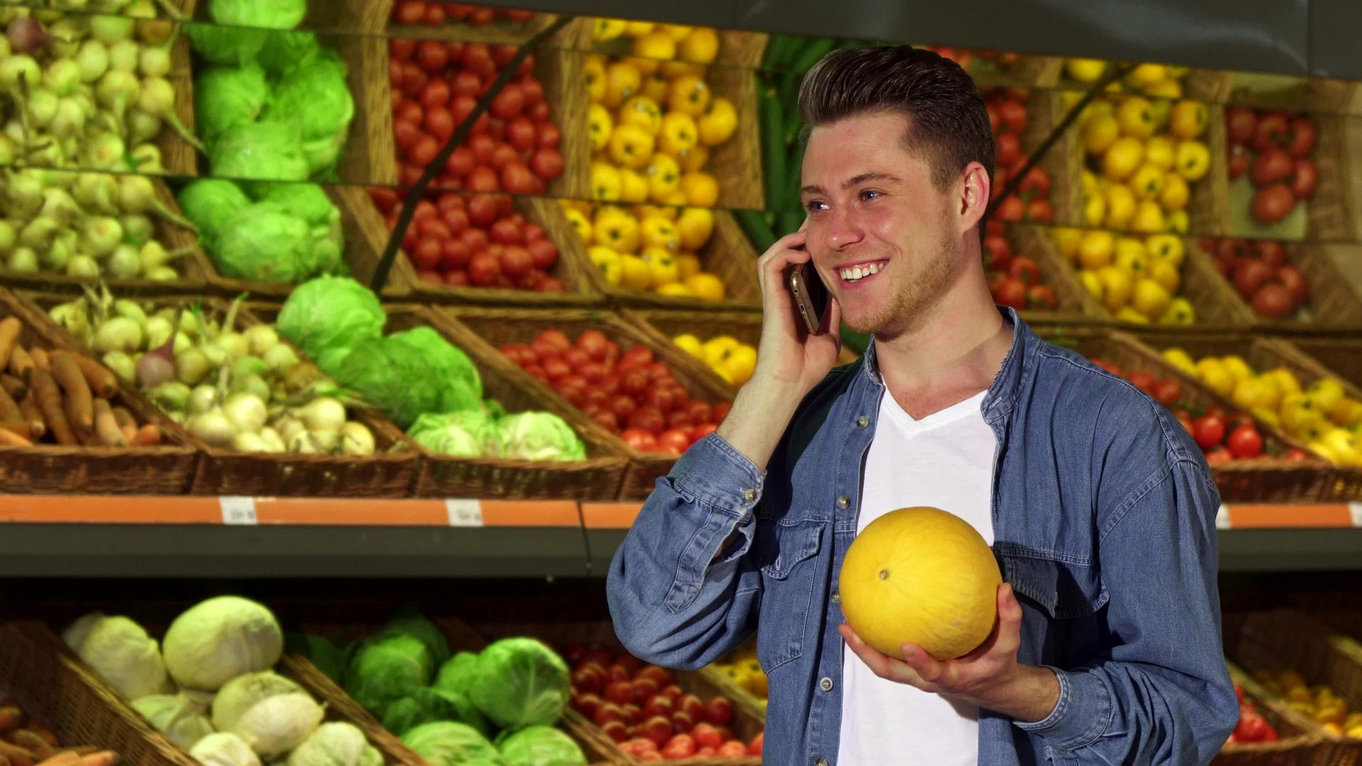 男人在超市闻到瓜子味视频的预览图