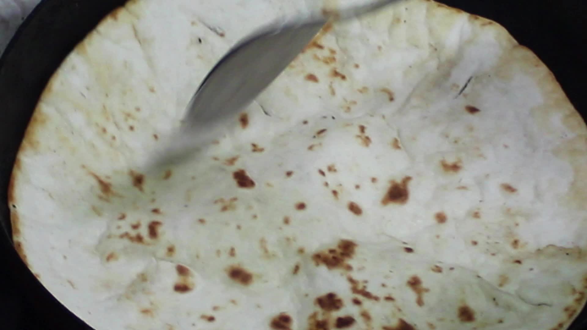 肉卷和纸浆是通过分配面团来制作的视频的预览图