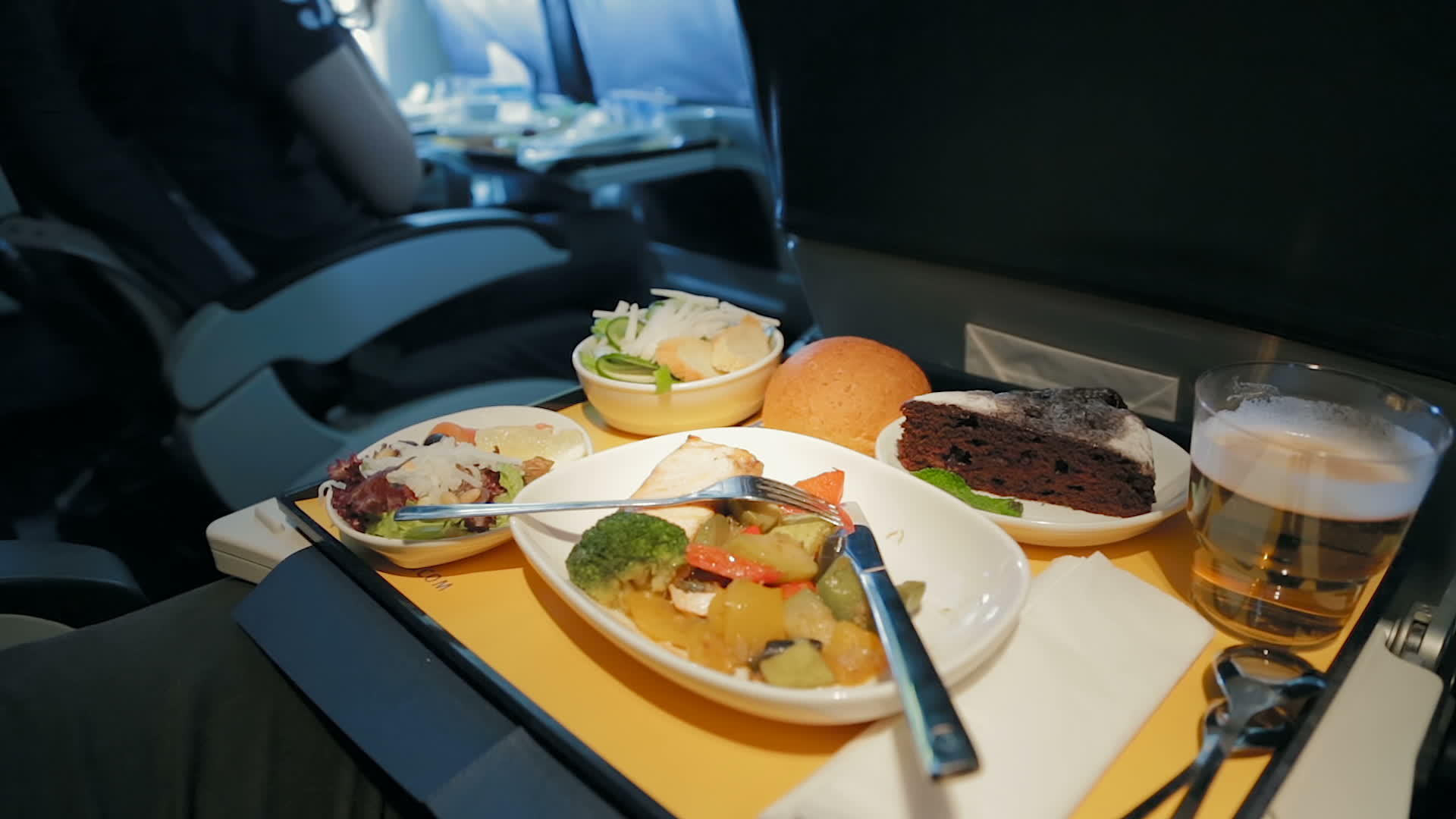 餐桌上的食物在头等舱的飞机上供应视频的预览图
