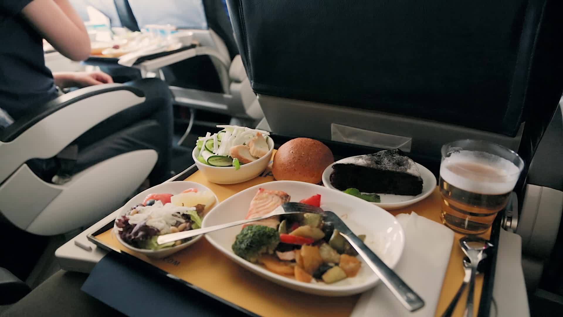 在飞机上吃美味的食物视频的预览图