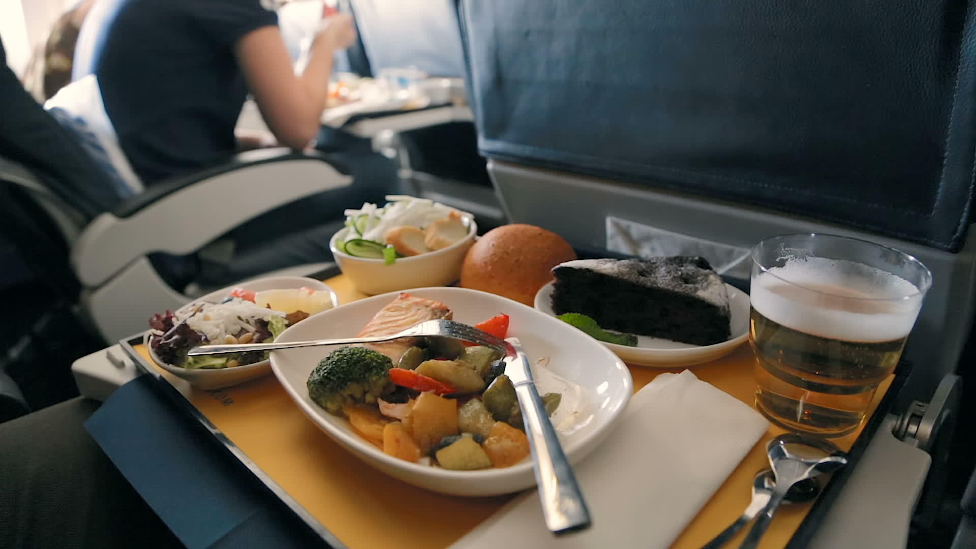 商务舱客机用餐视频的预览图