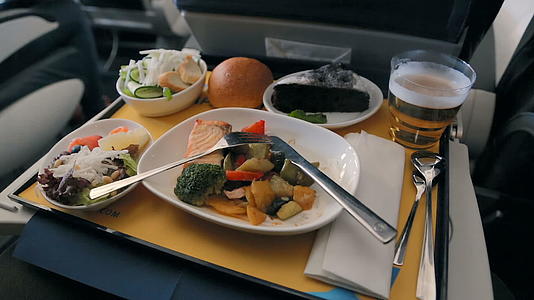 飞机上的食品托盘视频的预览图