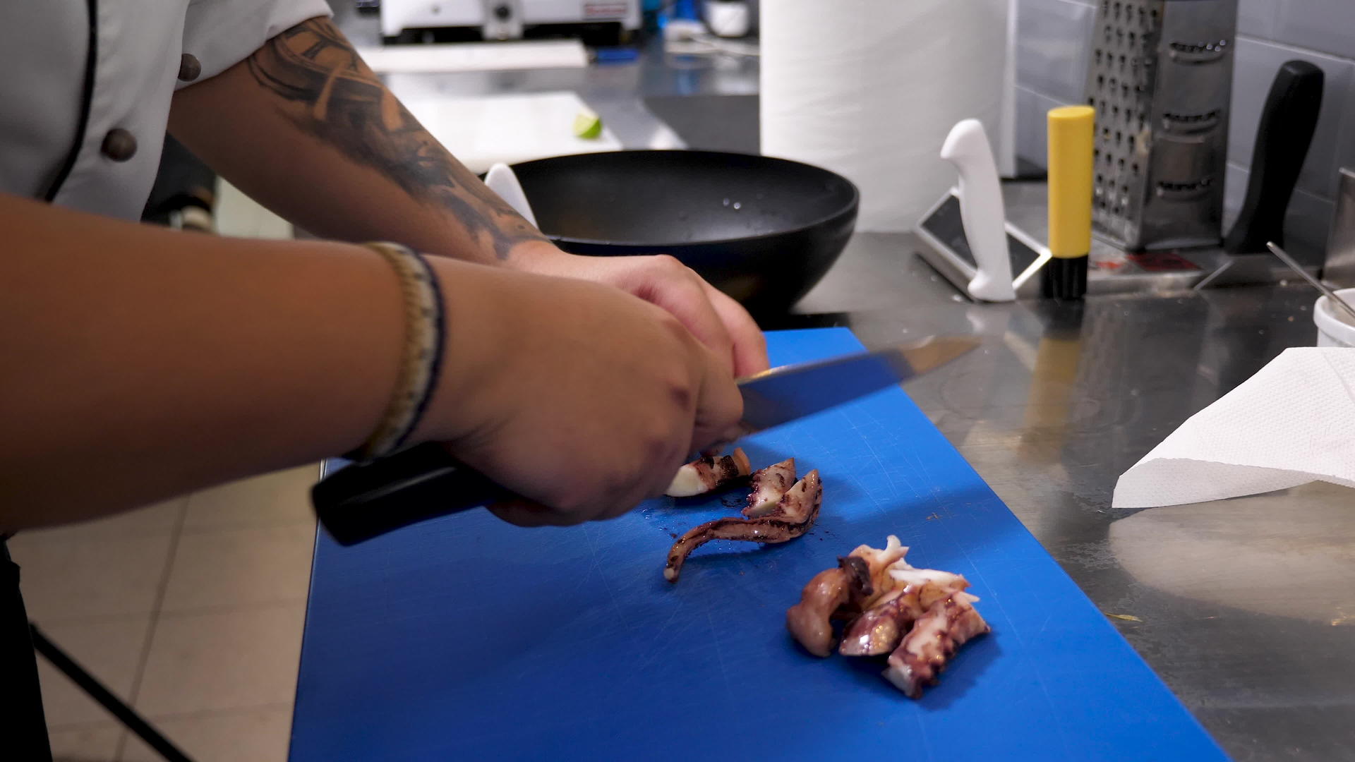 在切割板上煮海鲜虾视频的预览图