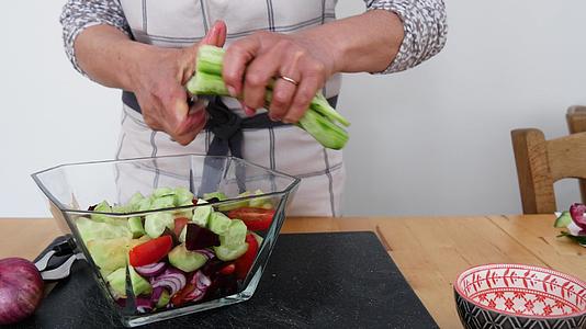 女性用手切蔬菜做素食沙拉视频的预览图