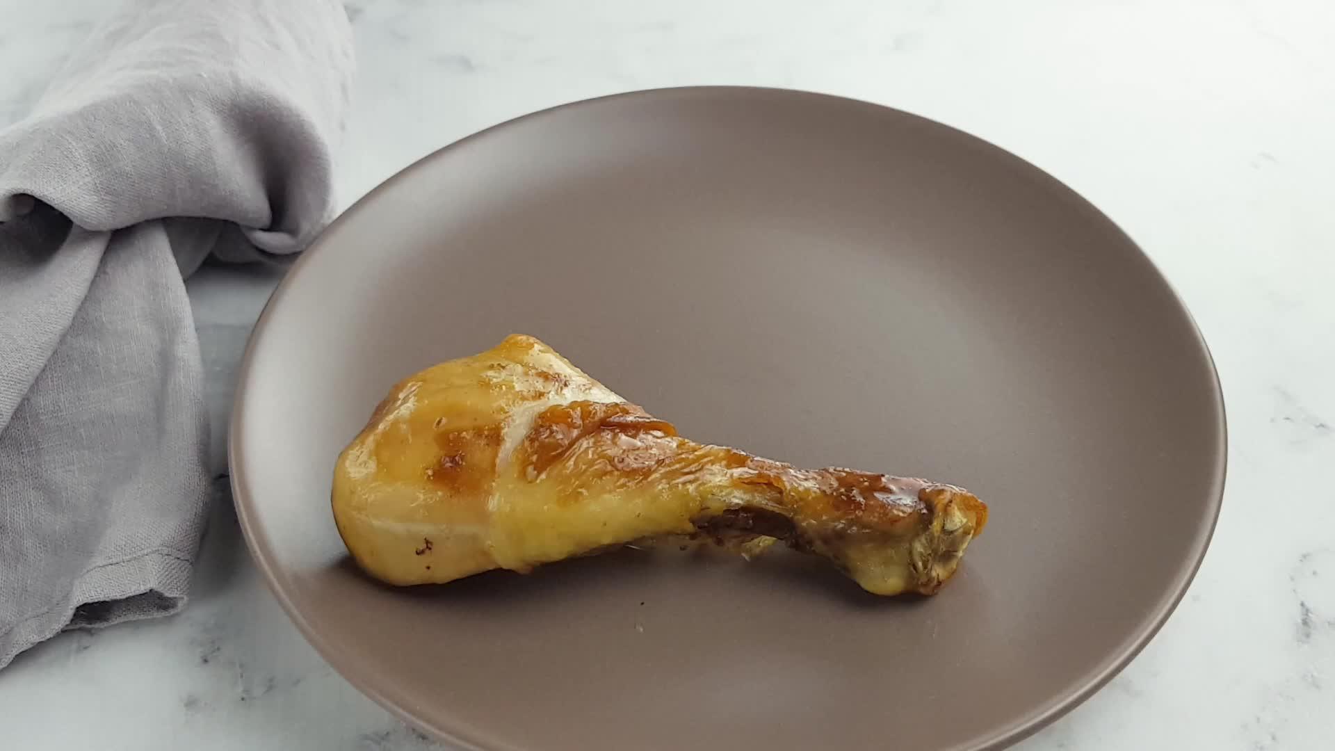 厨师把烤鸡腿放在盘子上视频的预览图