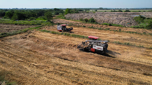 4K航拍农业机械化收割机在农田收麦子丰收场景视频的预览图
