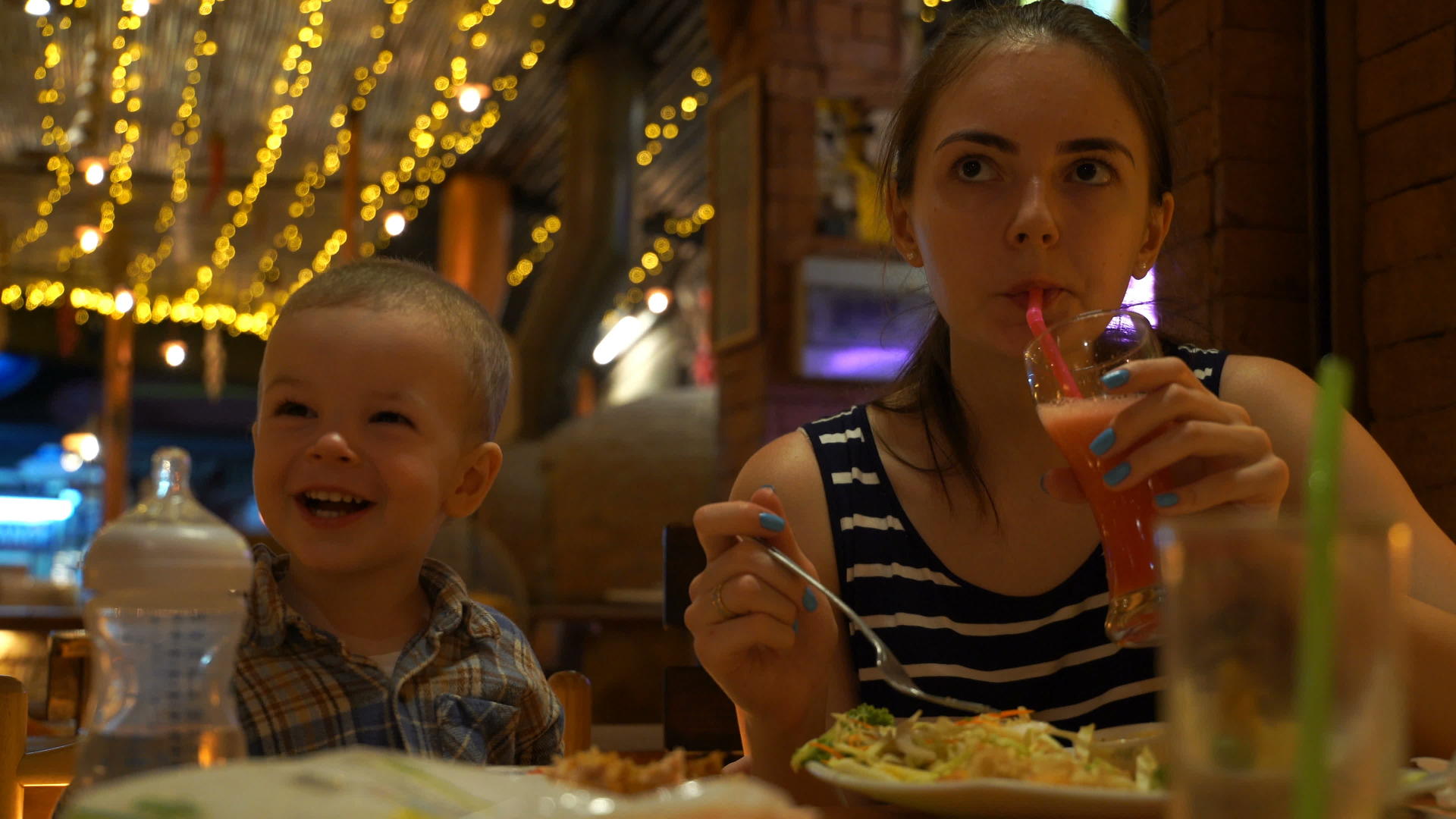 母亲和儿子在咖啡馆吃饭的视频视频的预览图