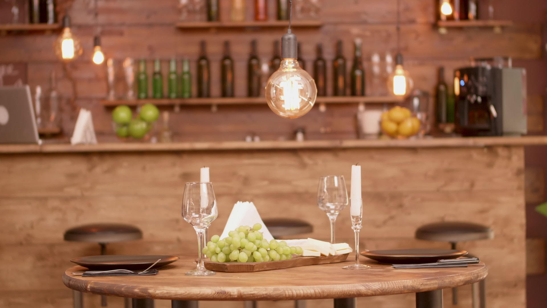 餐馆里有一张空桌子上面有奶酪和葡萄视频的预览图