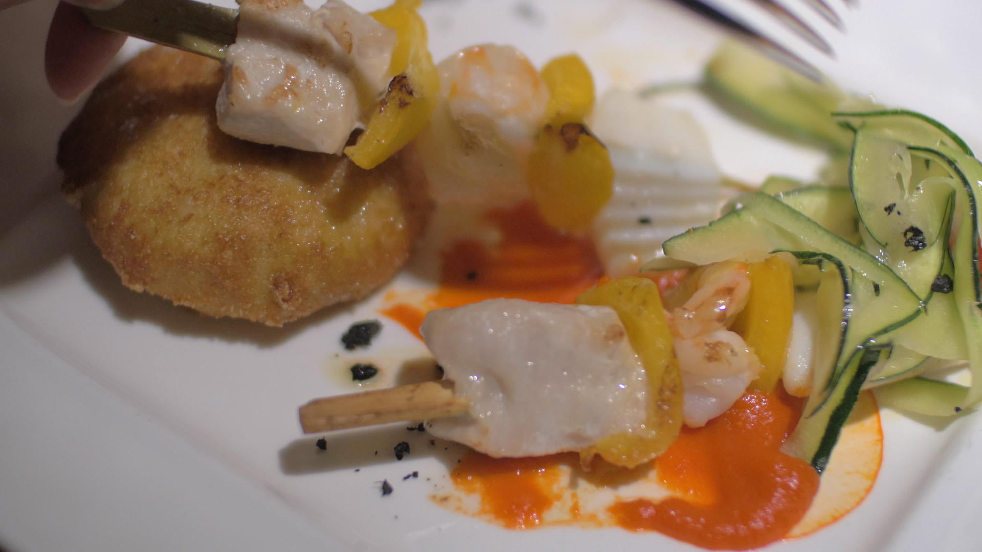 吃饭吃海鲜菜和肉卷视频的预览图