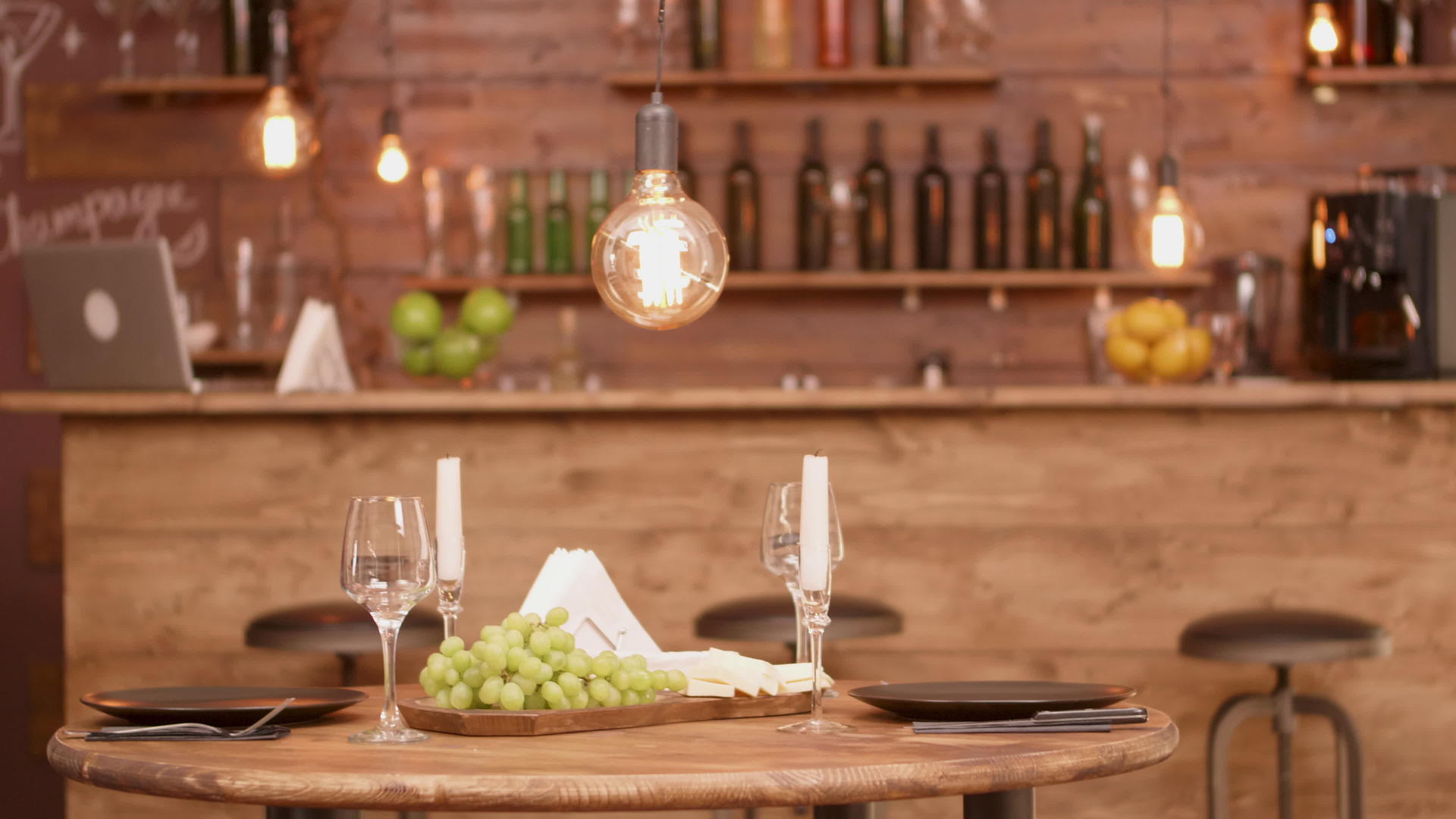 木制圆桌将配有奶酪和葡萄开胃菜视频的预览图