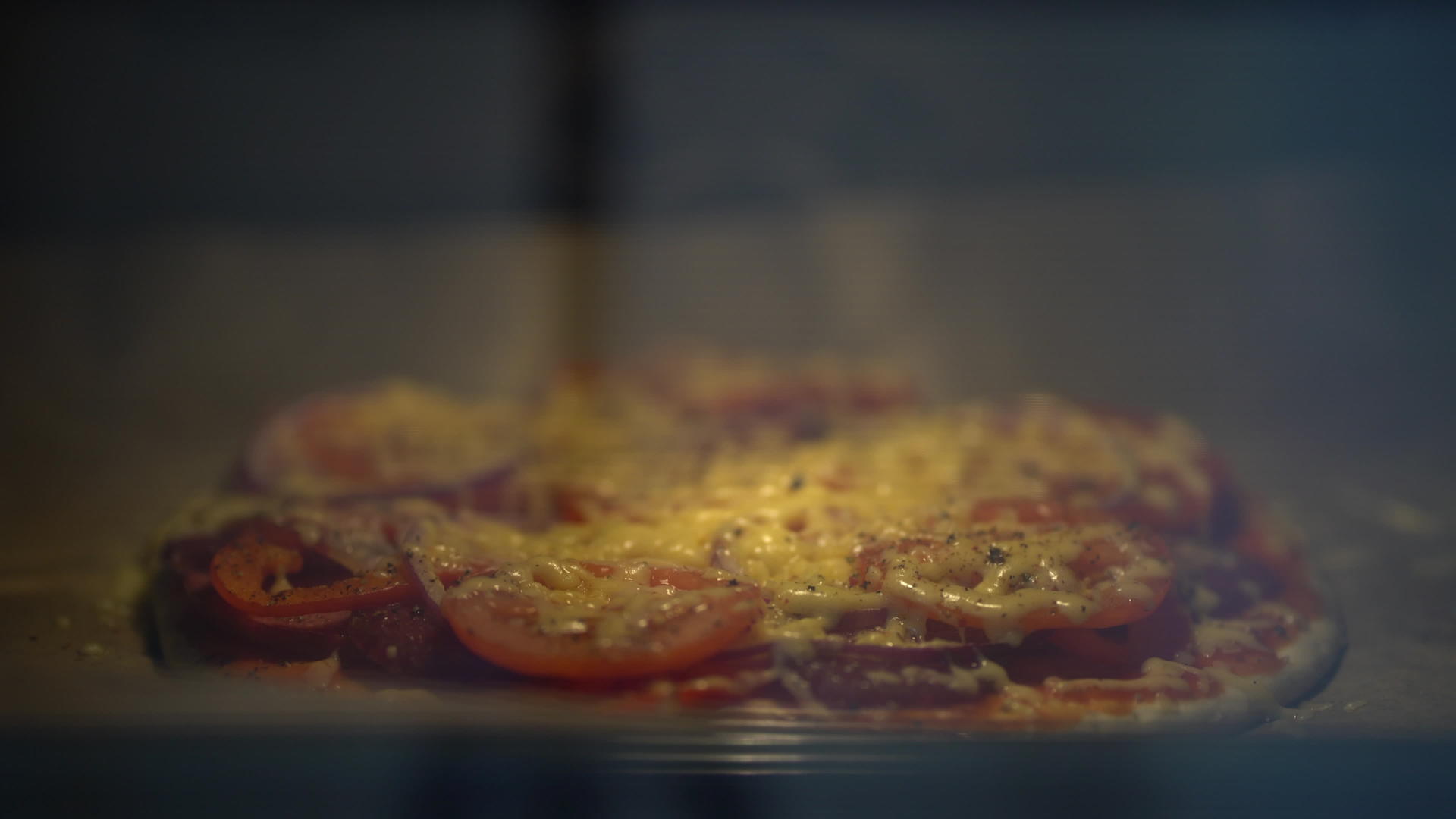 把烤箱里烤的披萨合上视频的预览图