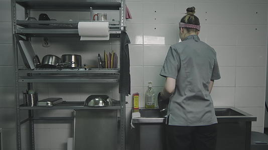 厨房工人洗碗视频的预览图