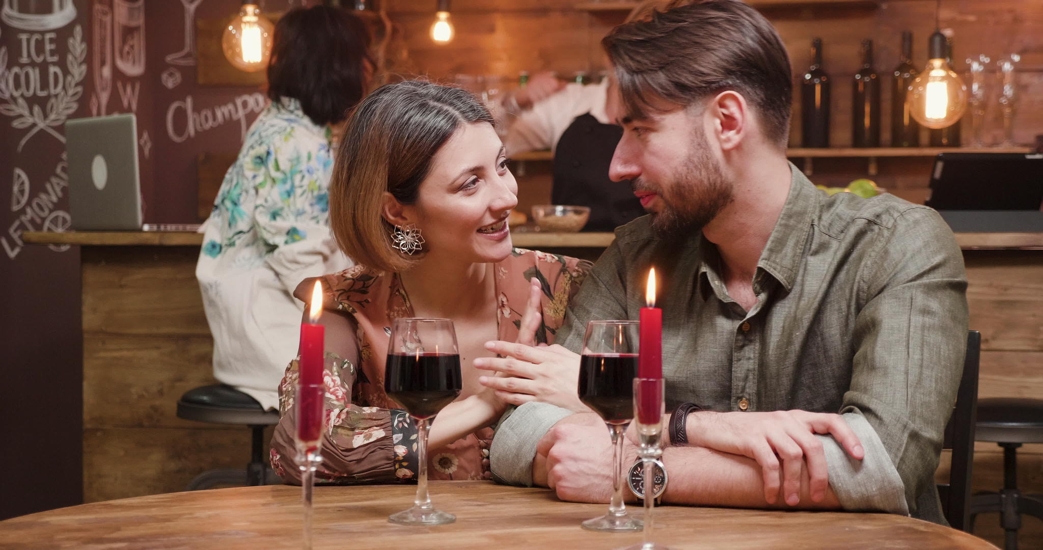 一对年轻夫妇在浪漫的约会中享受彼此的陪伴视频的预览图