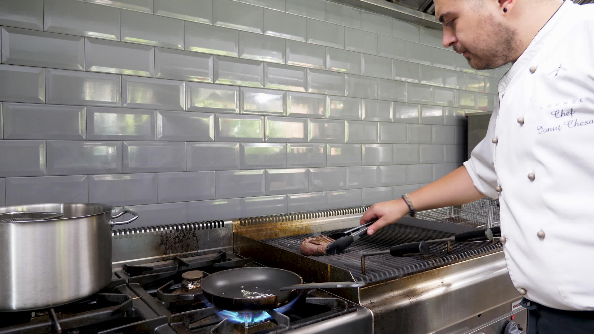 把烤肉从烤架放进锅里视频的预览图