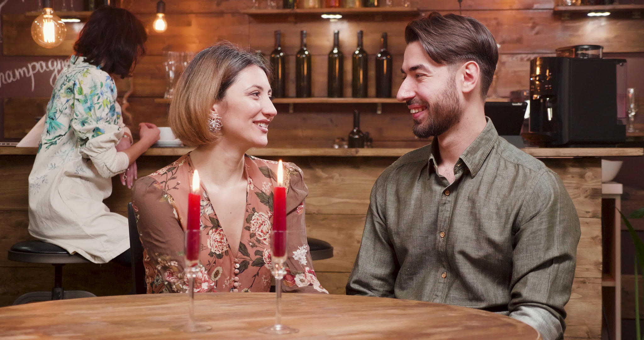 年轻美丽的夫妇用葡萄酒连接杯子视频的预览图