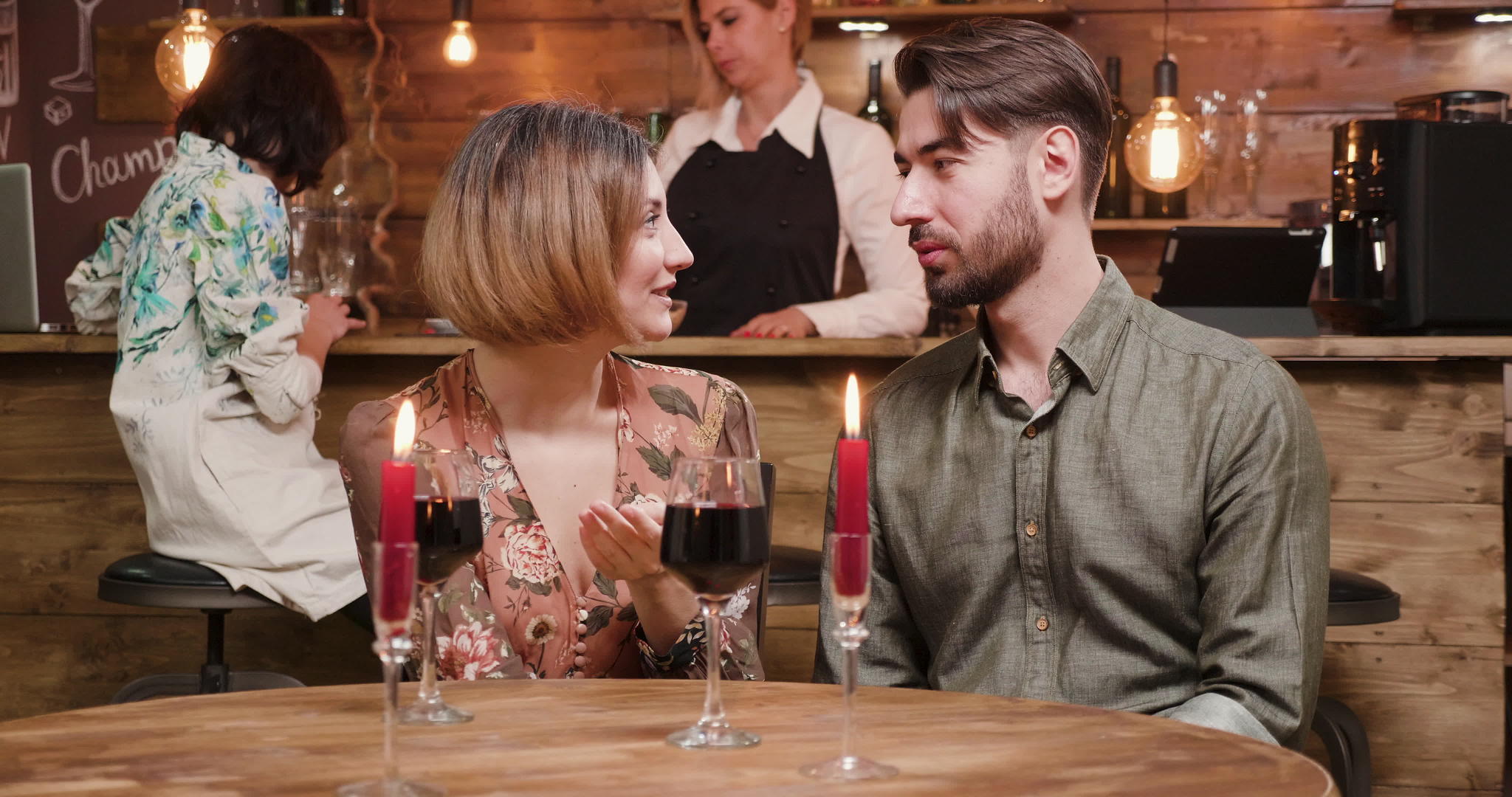 一对年轻夫妇在一家小餐馆庆祝结婚纪念日视频的预览图
