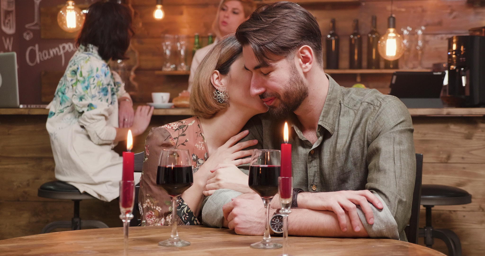 一对浪漫快乐的情侣展示他们的爱情吻和可爱视频的预览图